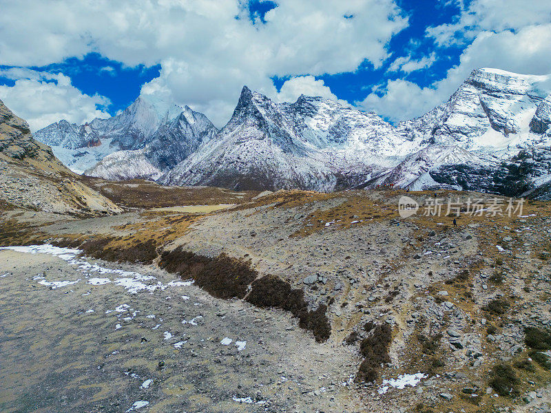 美丽的绿松石湖被称为牛奶湖，亚丁自然保护区五色湖，亚丁风景区位于中国四川稻城