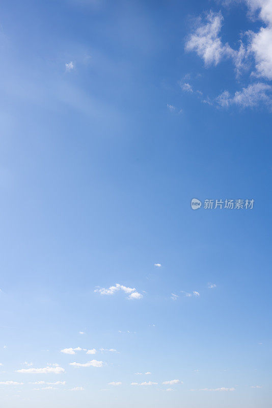 湛蓝的天空点缀着一点小小的白云