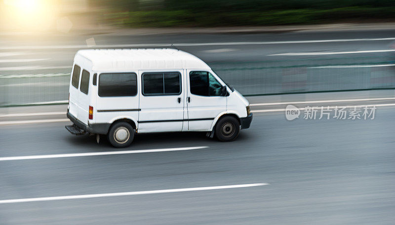 白色货车在城市道路上行驶