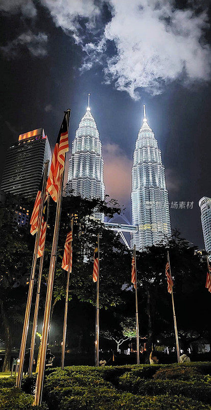 马来西亚吉隆坡的双子塔也被称为双子星塔，俗称KLCC双子塔