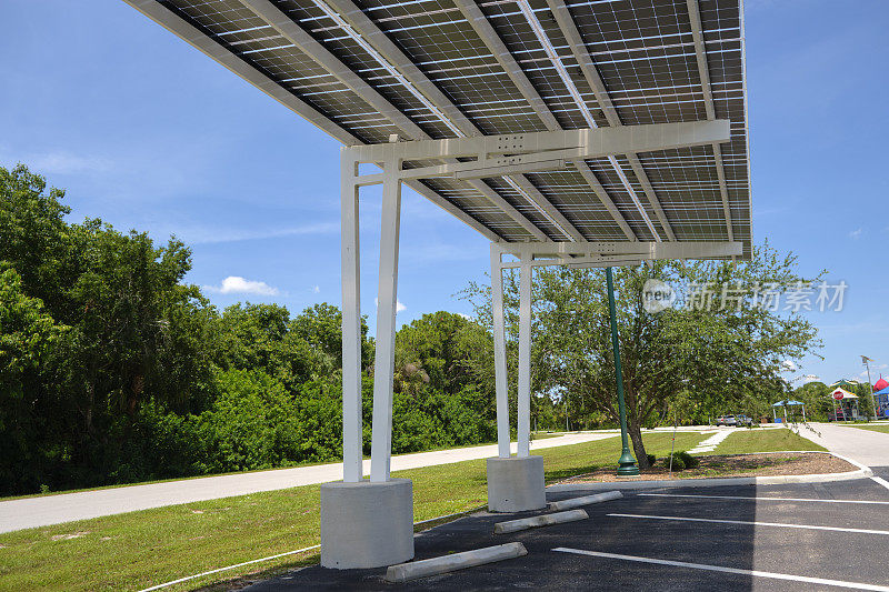 太阳能电池板安装在停车场遮阳篷上，为停放的汽车提供有效的清洁能源