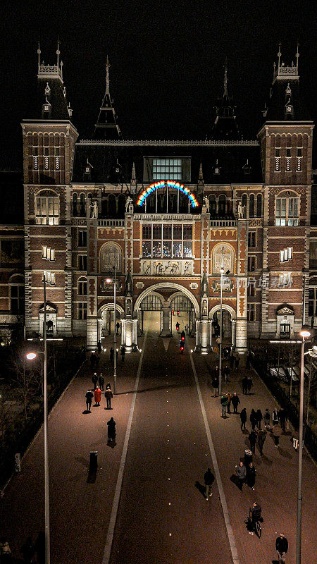阿姆斯特丹国立博物馆夜景鸟瞰图、隧道中骑行的人们、圣诞节期间骑行探索城市的人们、阿姆斯特丹市中心有自行车灯的自行车道、阿姆斯特丹鸟瞰图