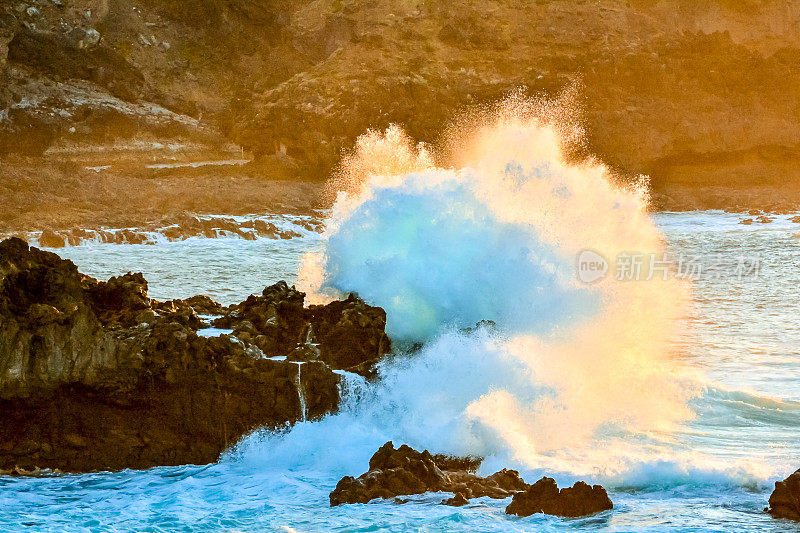 大海波涛汹涌，海浪拍击着岩石