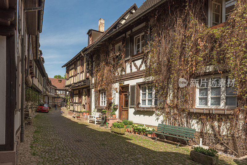 有半木结构房屋的小巷，根根巴赫，金兹塔尔，黑森林，巴登-符腾堡州，德国