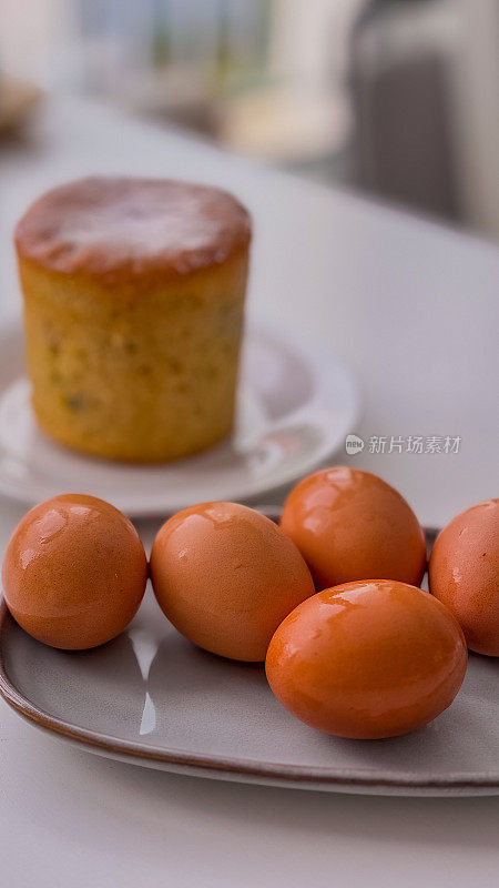 灰色盘子里的煮鸡蛋是棕色的，背景是一个富农。复活节的概念。
