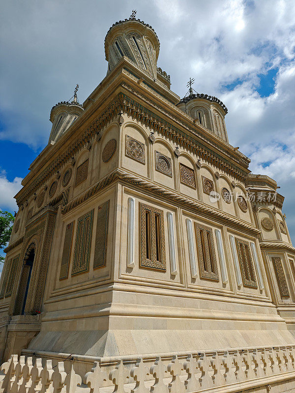 阿尔日修道院，因建筑师马诺雷的传说而闻名。中世纪罗马尼亚瓦拉几亚的地标。