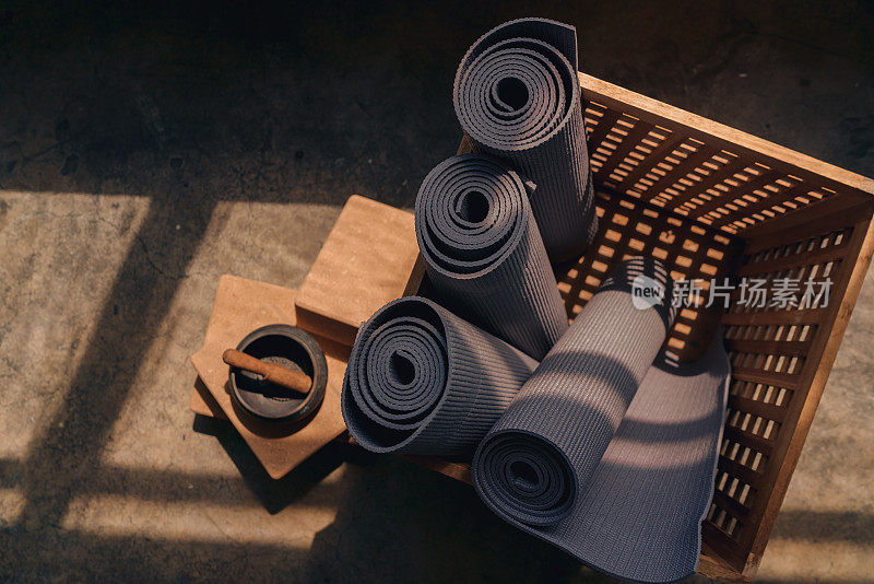 瑜伽馆里的运动垫、软木砖和唱歌碗
