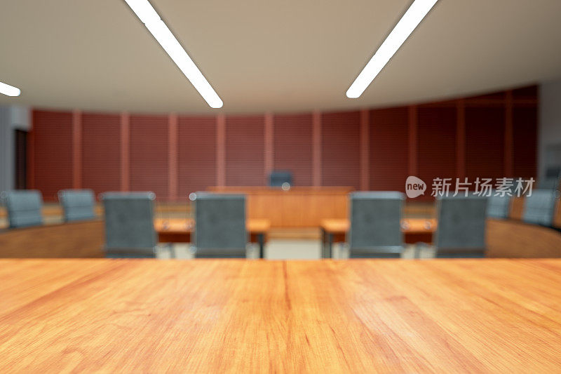 空的法庭内部，木制的桌子和模糊的背景
