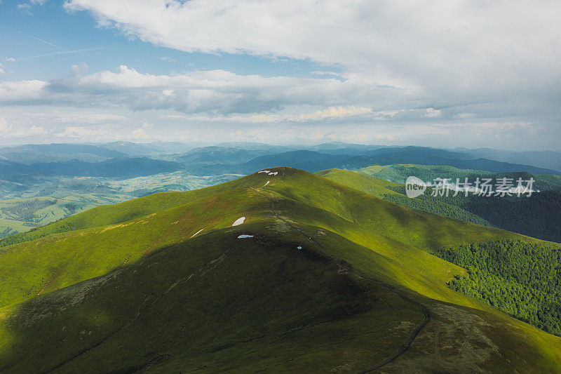 喀尔巴阡山脉夏日青山鸟瞰图