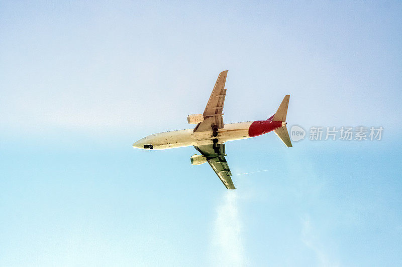 客机在空中飞行，背景有拷贝空间