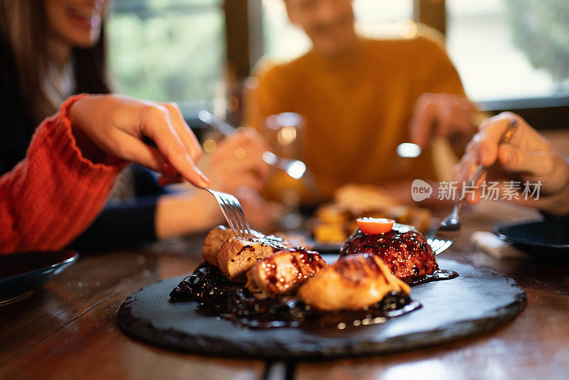 不认识的人在餐厅分享食物