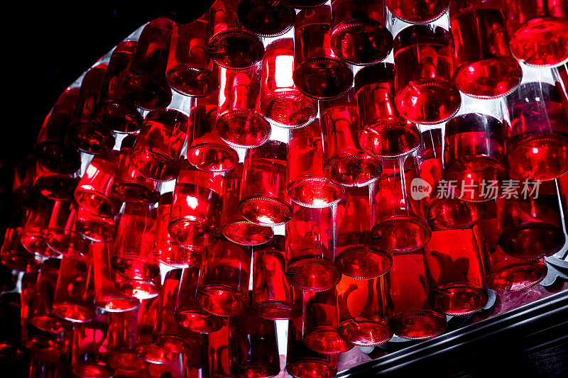 一个卖酒的商店的装饰照明，从悬挂的瓶子和红色液体悬挂像吊灯楼上底部视图特写。