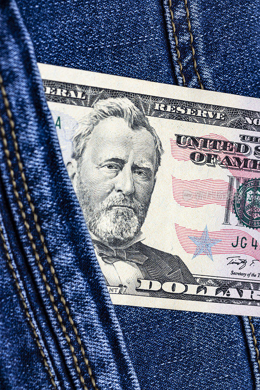 50美元钞票格兰特肖像装在牛仔裤口袋里
