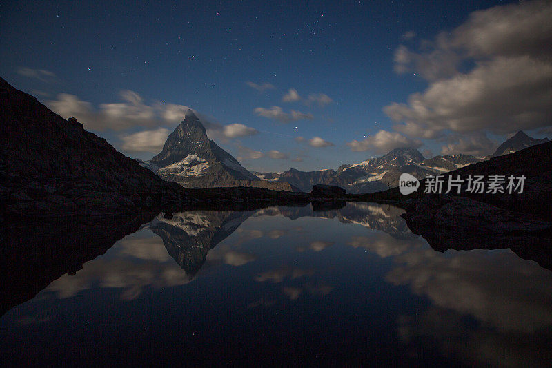 夜晚的马特洪峰，倒影在高山湖上