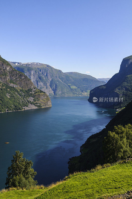 在一个美丽的夏日俯瞰挪威的奥兰峡湾