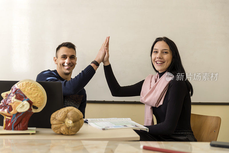 学生们在学校的解剖时间。