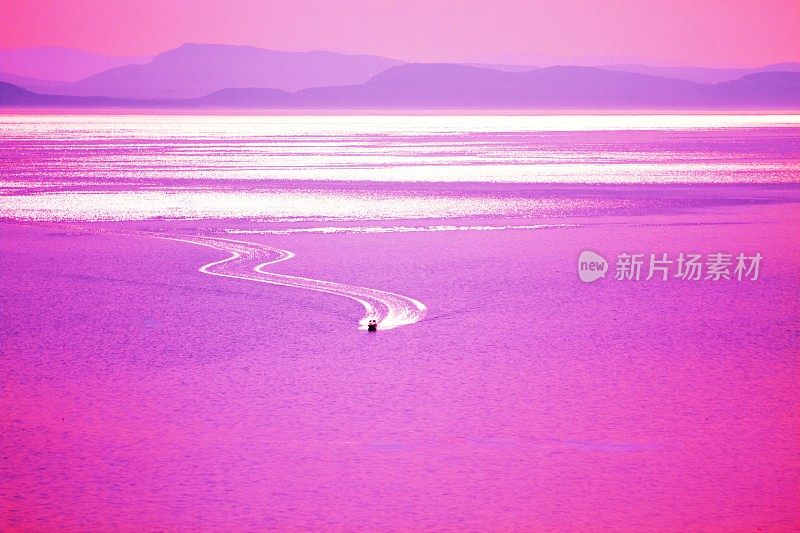 海洋中摩托艇的抽象背景