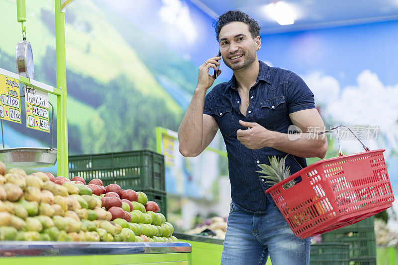 一名拉丁裔男子在杂货店购物时打电话