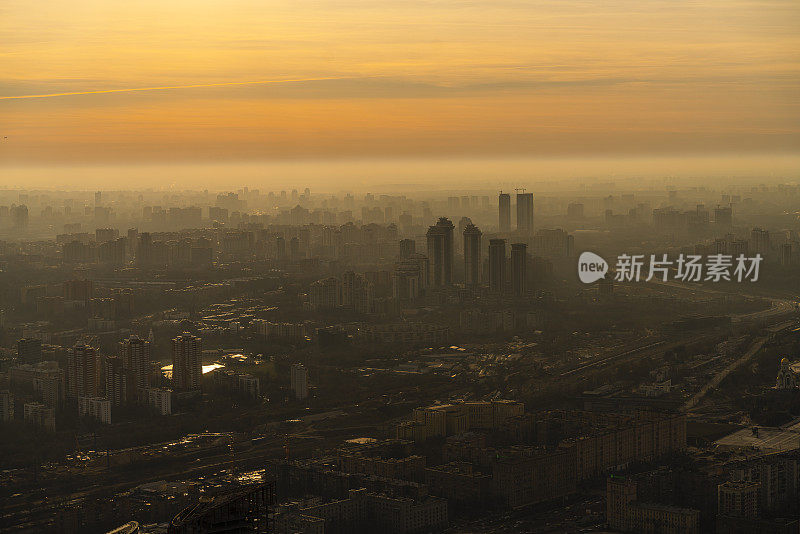 一个大城市的地平线上遥远的风景，在冬天，日落。