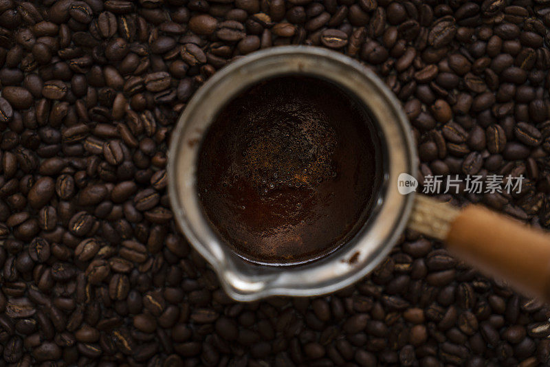 用咖啡壶烘焙咖啡豆