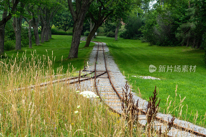 加拿大彼得伯勒的Otonabee河景观公园铁路