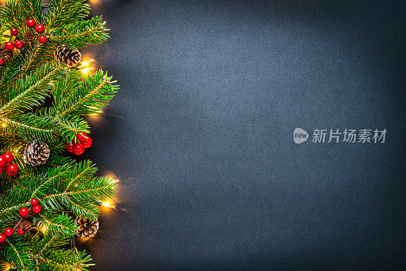 圣诞树和灯光背景。本空间