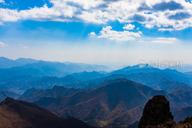 远处的群山层层叠叠，层层叠叠的色彩，晴空万里