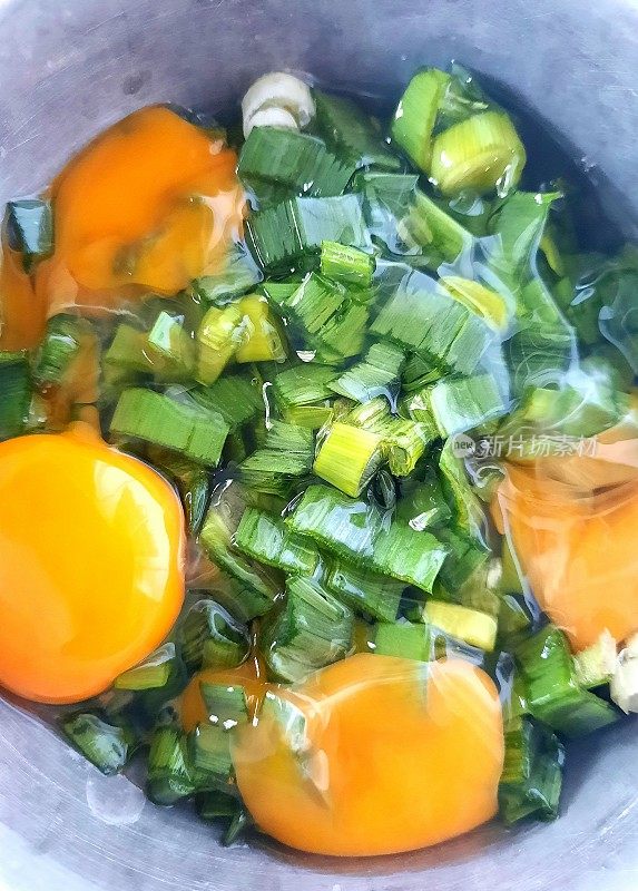 混合切碎的青蒜、韭菜和鸡蛋-食物准备。