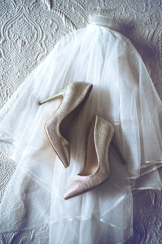 漂亮的新娘鞋的特写照片
