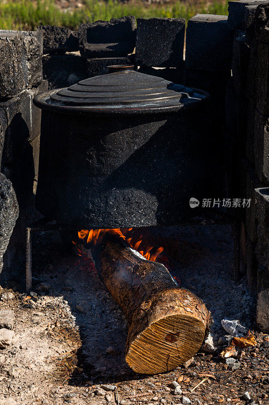 在传统的大锅里用热水煮玉米