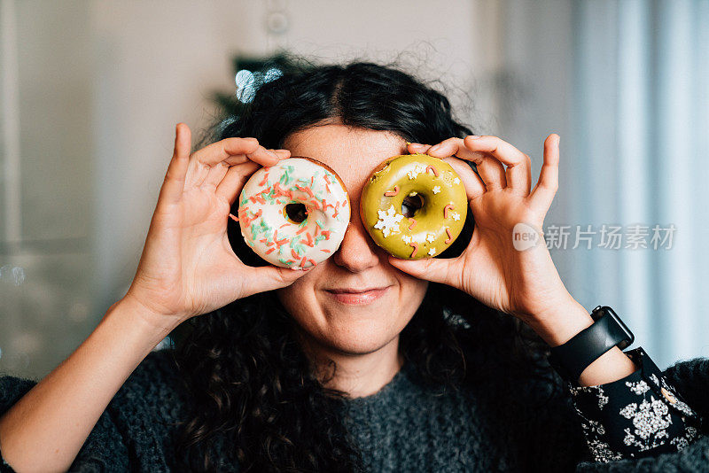 在家里玩甜甜圈的千禧女性