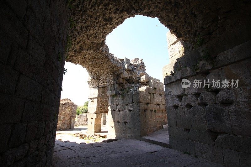 帕加蒙阿斯克介子治疗神庙的废墟。一种由石制拱门组成的结构。