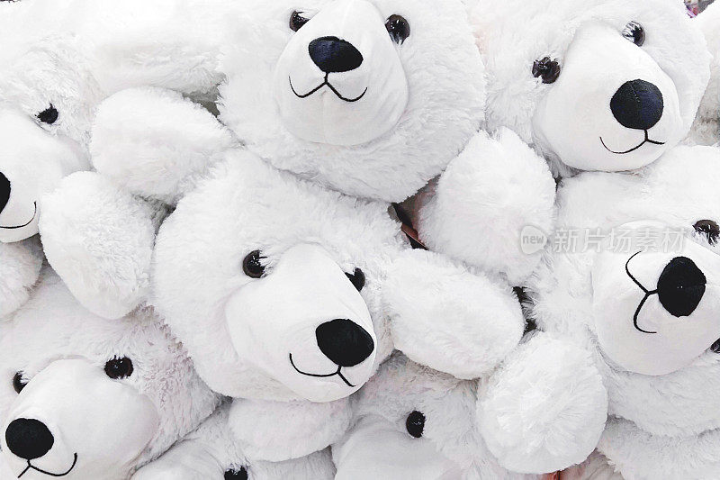 毛茸茸的毛绒舒适的玩具白色北极熊特写，全帧背景。