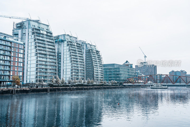 河畔雾蒙蒙的一天，英格兰冬天的景象