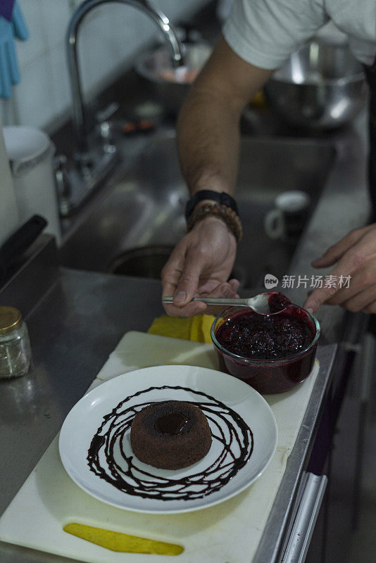 一名男子正在为他为客人准备的秘密晚餐准备零食