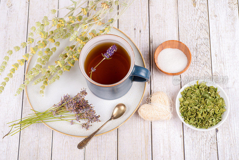 绿茶或草本茶与杯，糖和干香草薰衣草茶