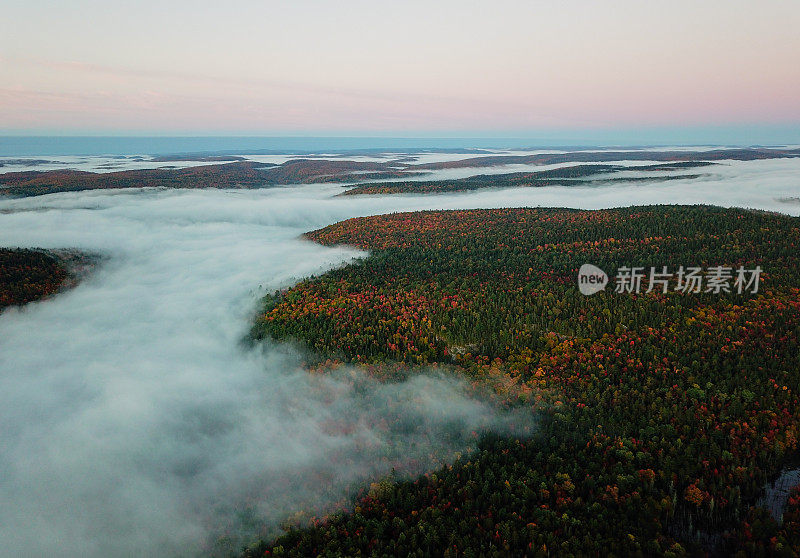 在一个多云的日出期间，空中无人机全景加拿大风景。