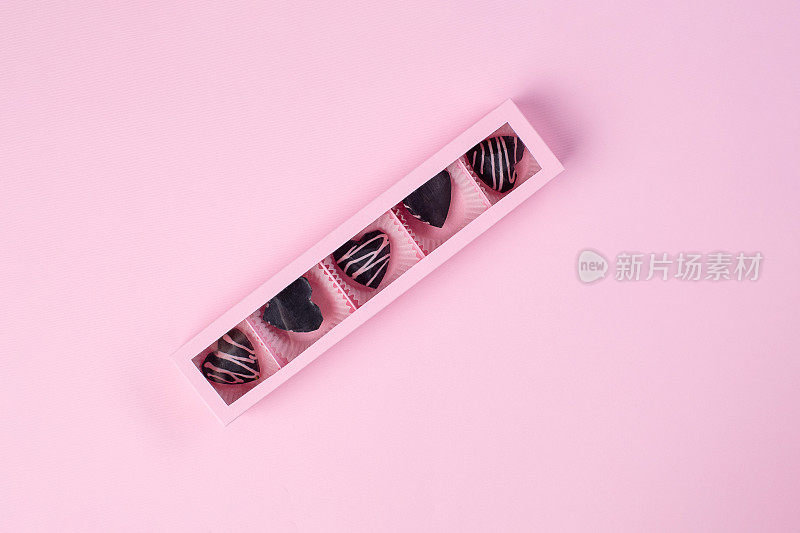 黑巧克力心形松露排列在粉红色的斜盒中
