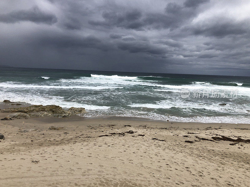 在阴天，由于恶劣的天气，潮水汹涌，从海岸上看大海。