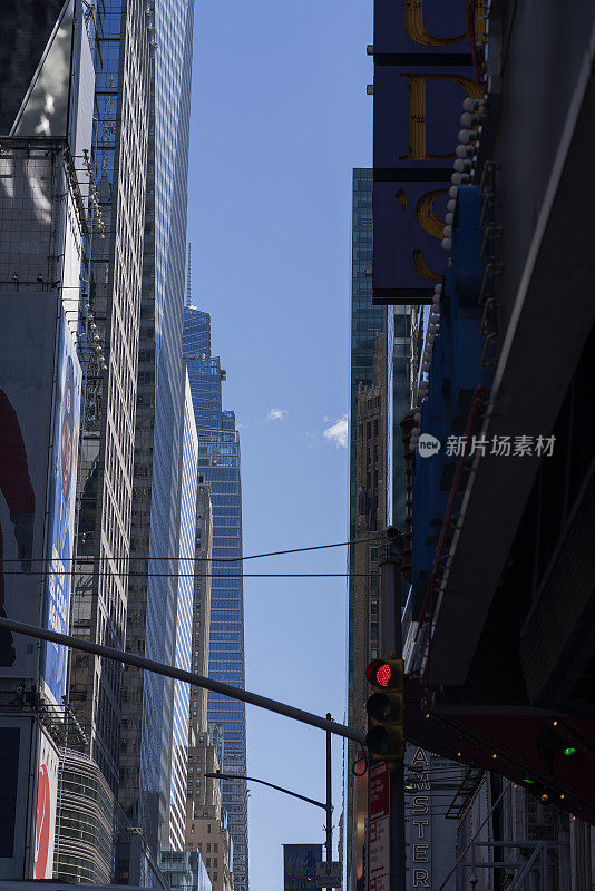 在一个美好的日子里，繁忙而活跃的纽约街道