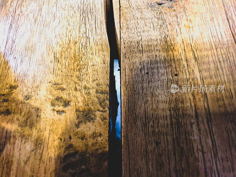 浅色木材与深色纤维的微距图像。