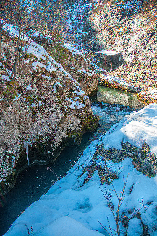 冬季山地景观，河流积雪和树木，最喜欢野餐的地方