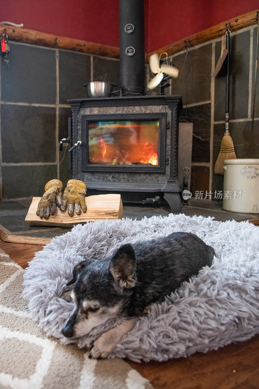 蒙大拿州木炉小屋内部温度在零度以下温暖