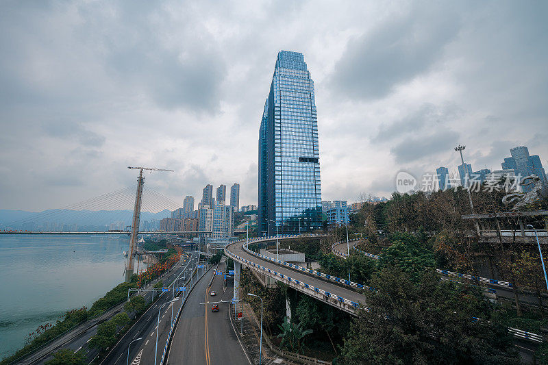 阴天重庆滨江城市的现代建筑和立交桥