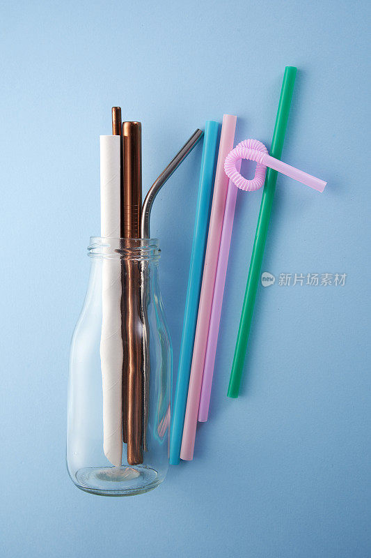 现代可重复使用的钢和纸吸管作为塑料吸管的替代品。