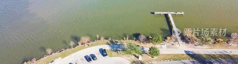 全景鸟瞰图垂钓码头码头与渔民垂钓在白石湖附近达拉斯市中心在秋季下午，得克萨斯州，美国
