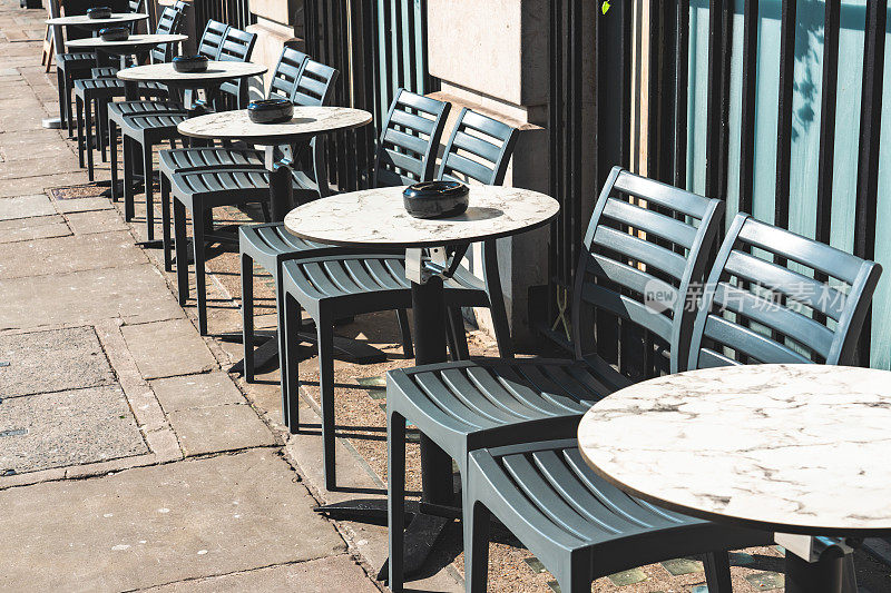 伦敦街头一家餐馆里的空椅子