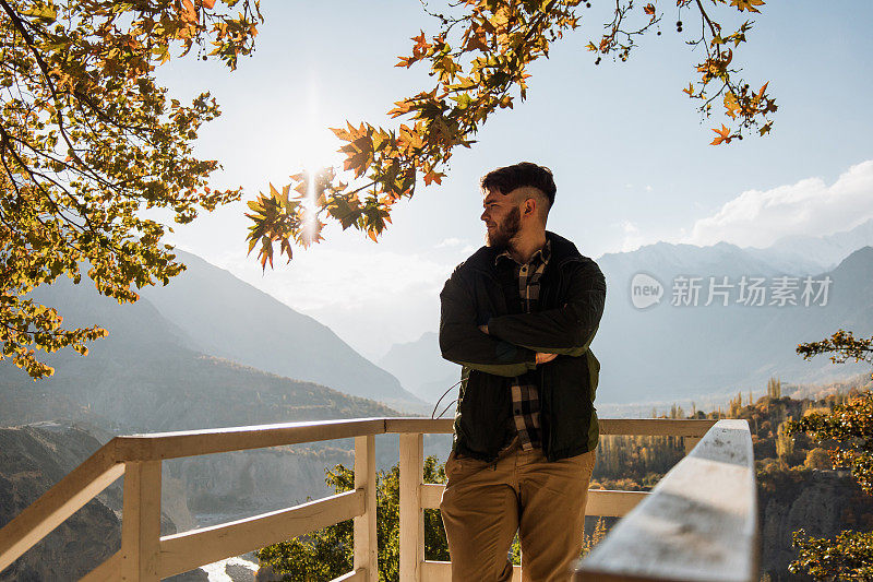 一个男人在喜玛拉雅山享受秋天
