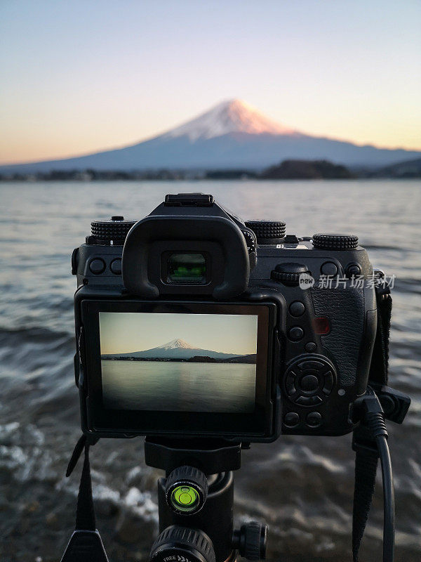 在日本川口湖拍摄富士山