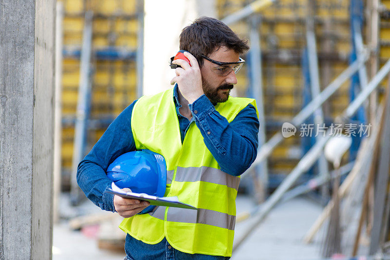 建筑工程师在施工现场检查施工进度